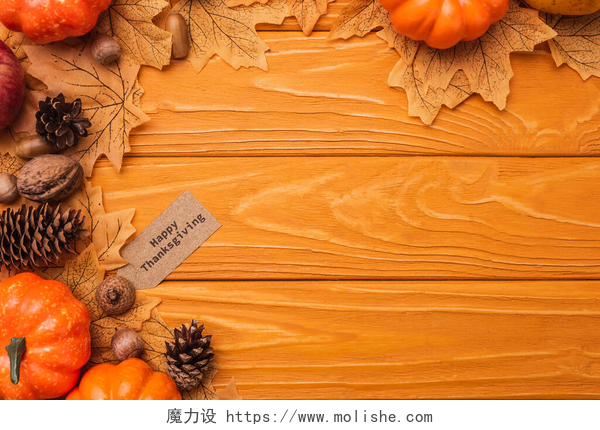 木桌上的南瓜装饰品俯瞰南瓜、秋季装饰和木制背景的喜庆贺卡
